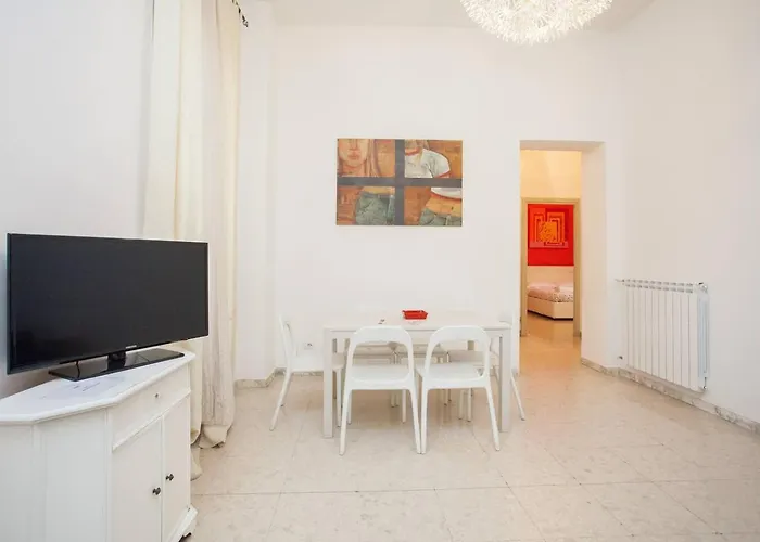 Large Near Coliseum Appartement
